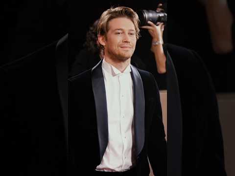 Joe Alwyn in Dior at the 83rd #GoldenGlobes