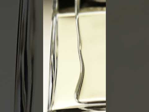 The Body Oil, a way to illuminate the skin and accentuate the trail of the fragrance.