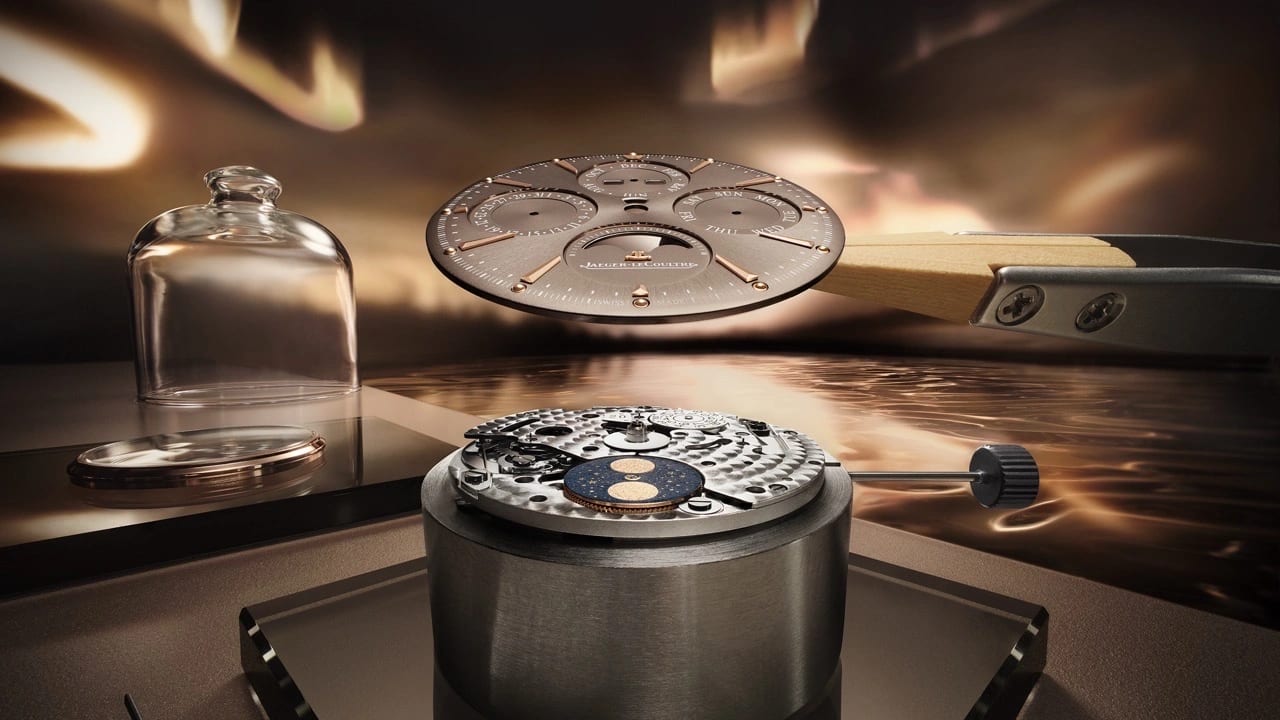Jaeger-LeCoultre Master Control Chronometre bracelet and case detailing