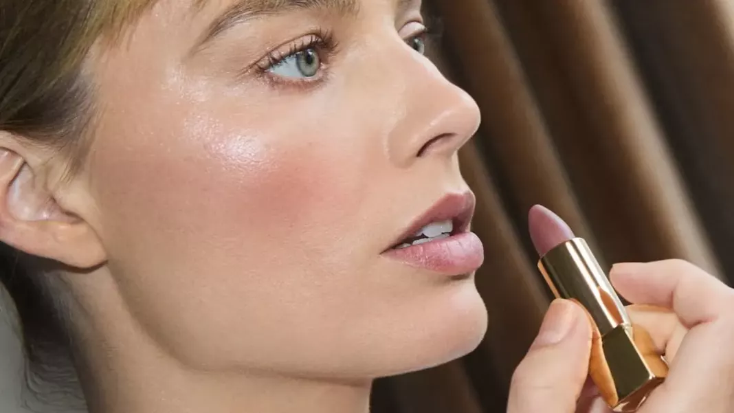 CHANEL - Margot Robbies Beauty Look From The Latest Red Carpet
