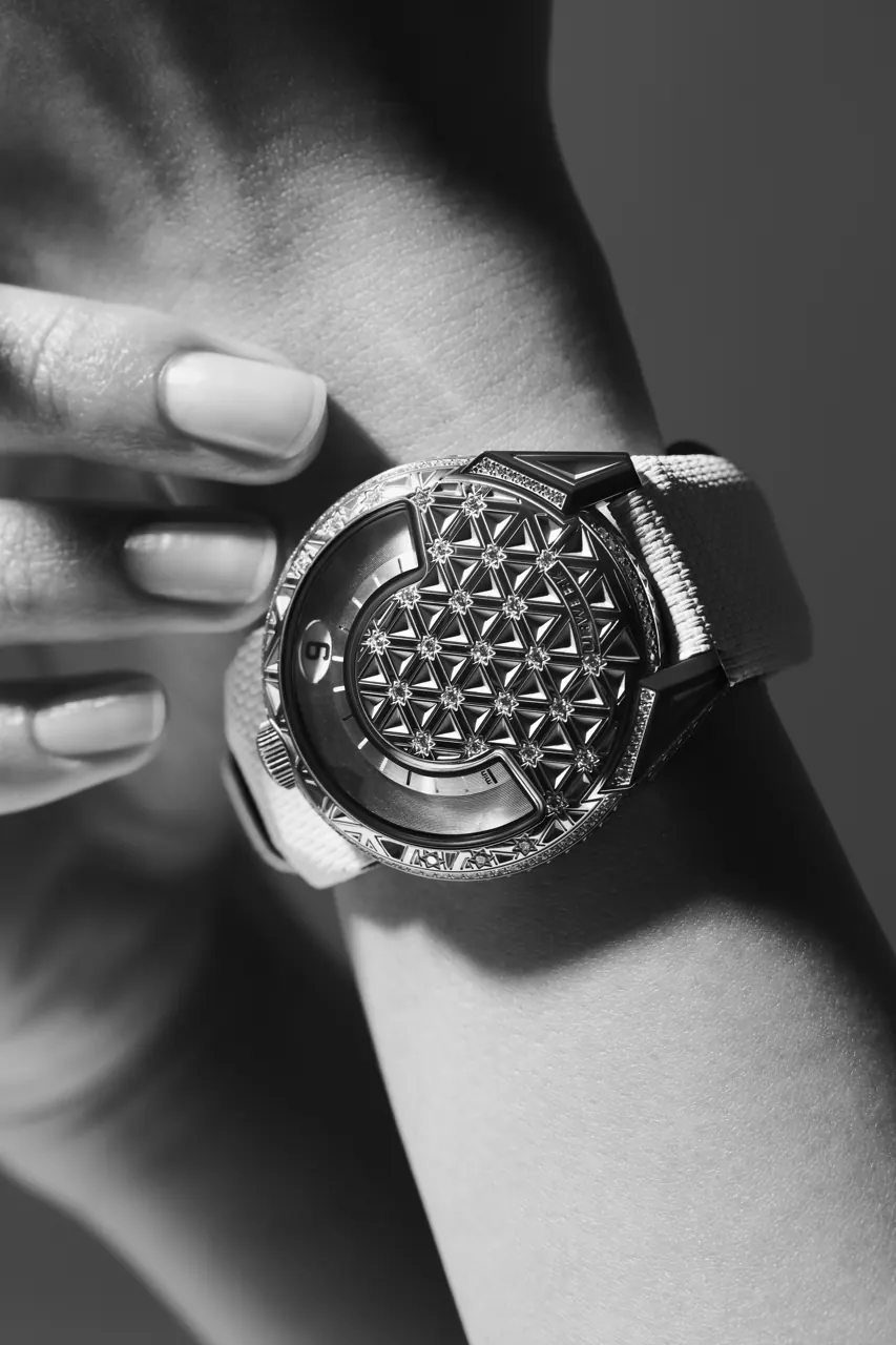 URWERK UR-101 Diamond Sky 41mm steel case set with 214 VVS+ diamonds, wandering hours satellite display