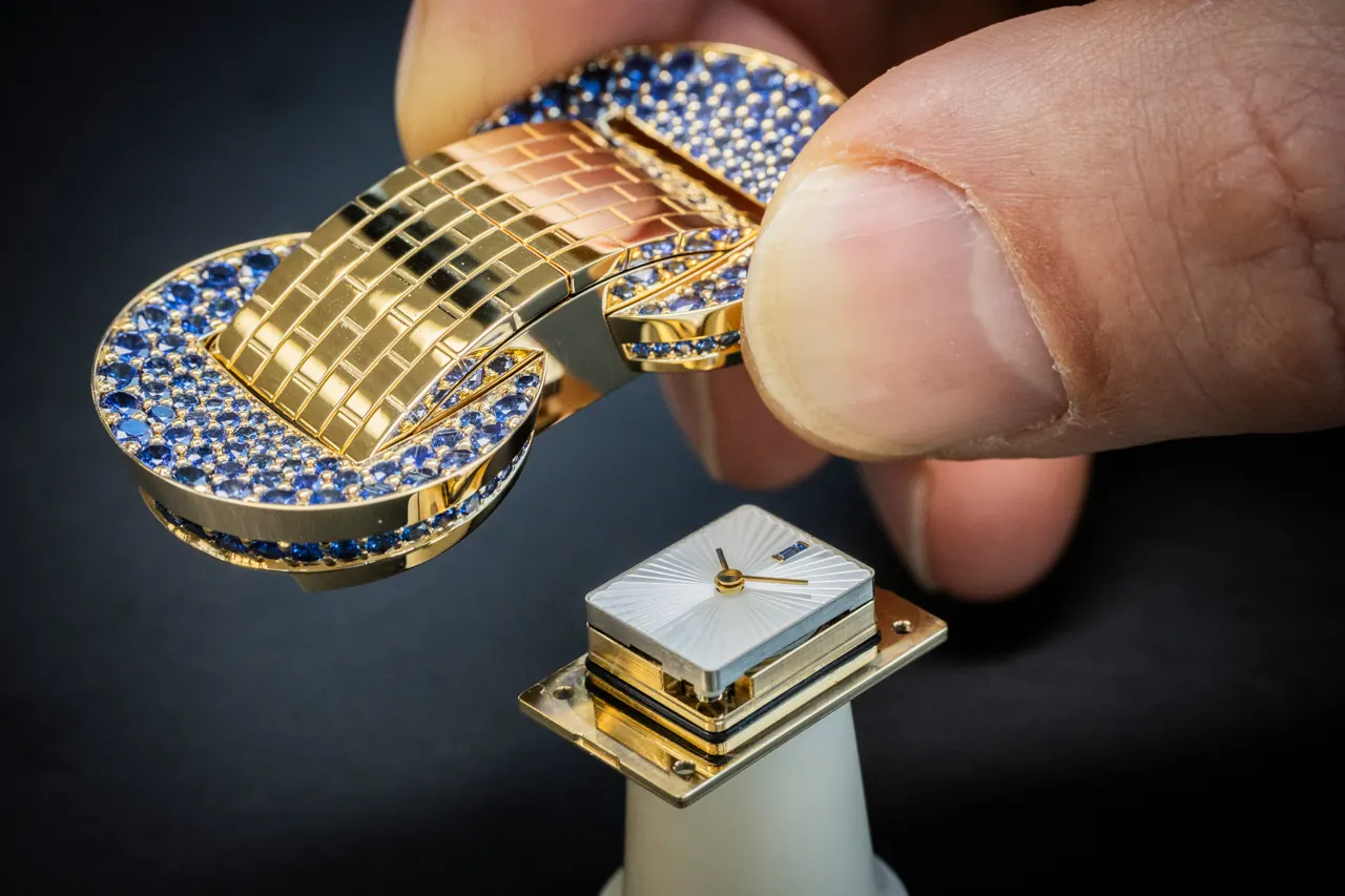 Close-up of sapphires set on the yellow gold briquette-link bracelet of the Van Cleef & Arpels Ludo Secret Watch