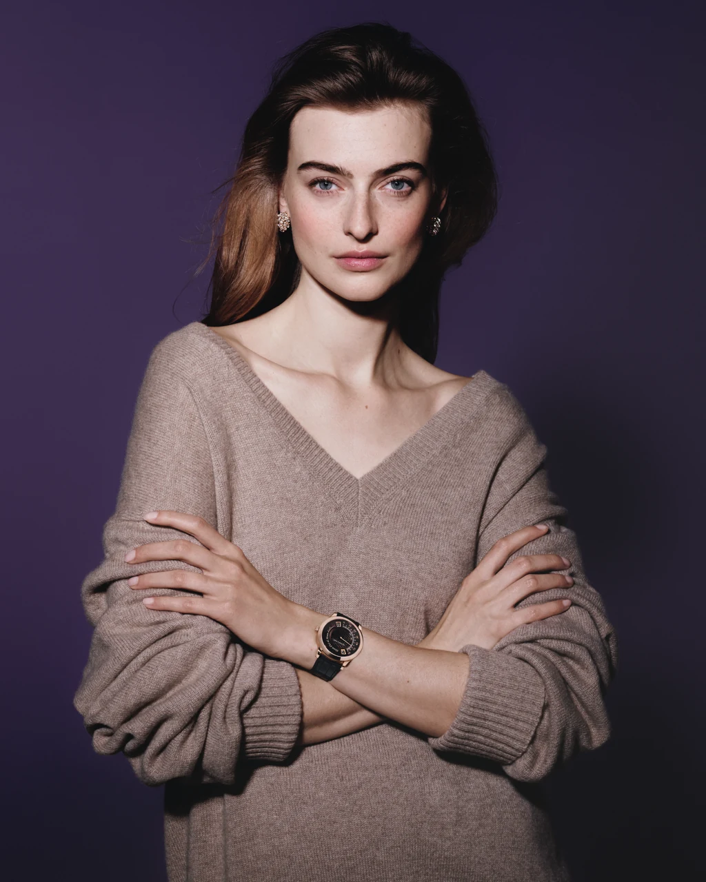 Van Cleef & Arpels craftsman assembling the Midnight Heure d'ici & Heure d'ailleurs enamel dial