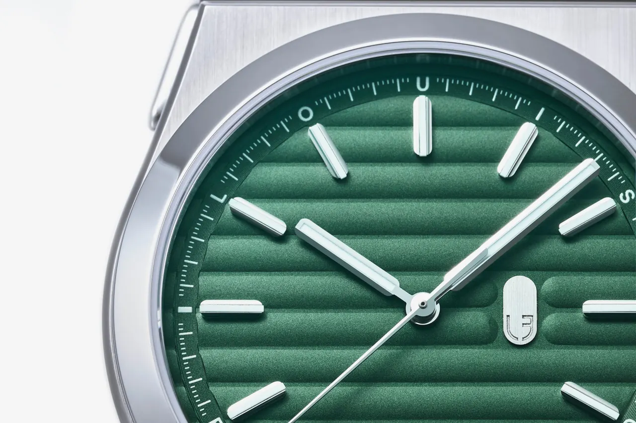 Louis Erard 2340 side profile showing 8.95 mm case thickness and polished stainless steel outline