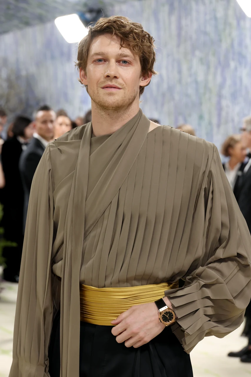 Joe Alwyn wearing the Hublot Classic Fusion King Gold 42mm at the 2026 Met Gala