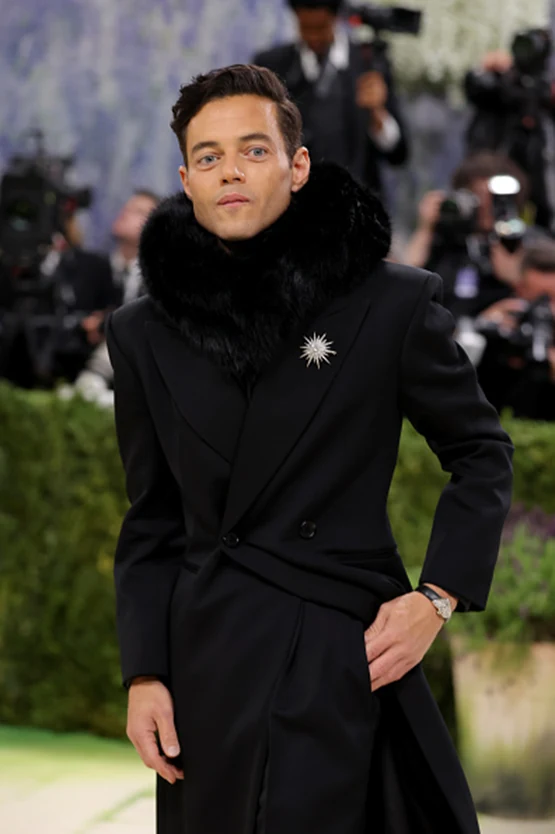 JISOO wearing Cartier Collection 1905 platinum diamond choker necklace at the 2026 Met Gala