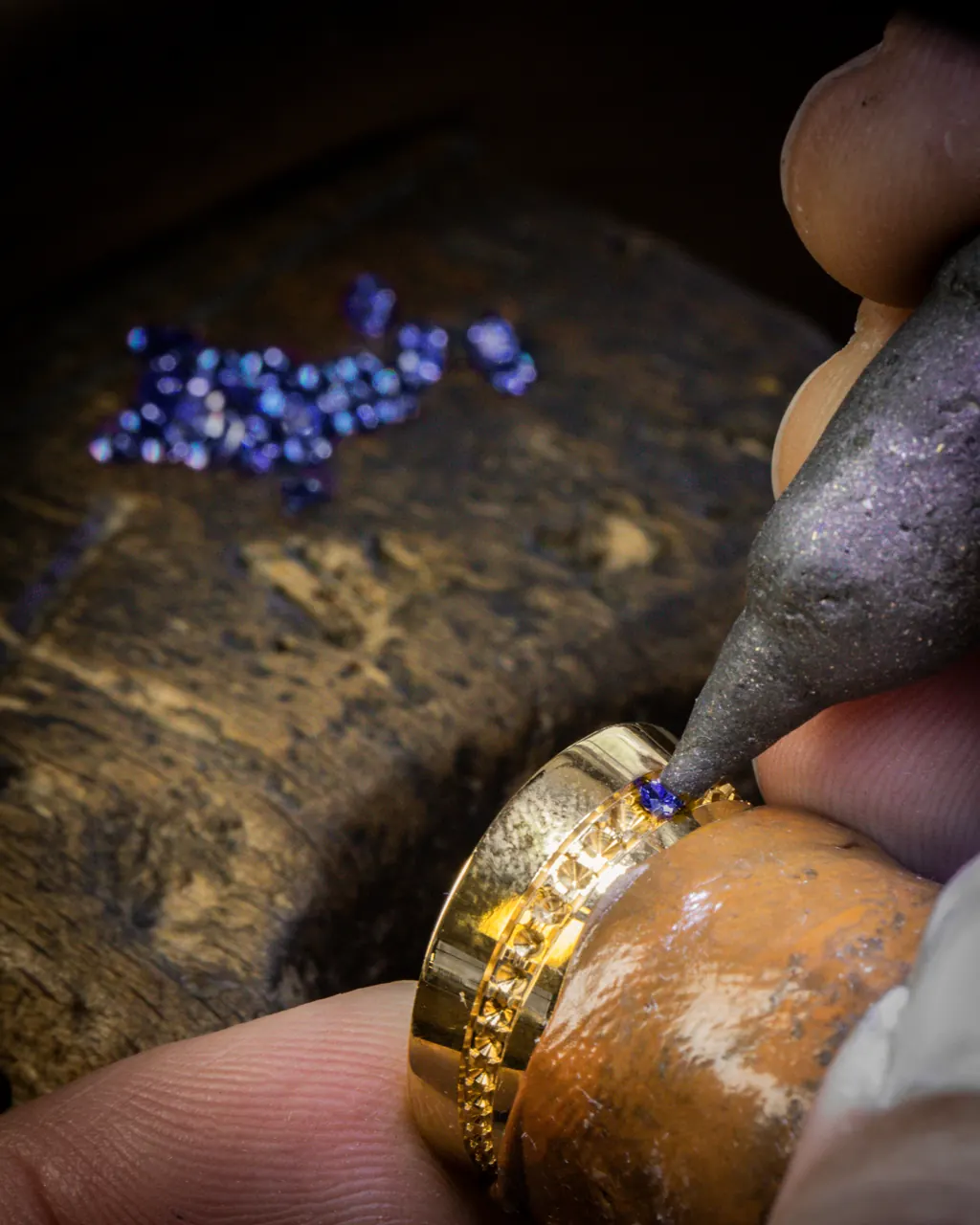 Van Cleef & Arpels craftsman setting sapphires on the Ludo Secret Watch gold motifs
