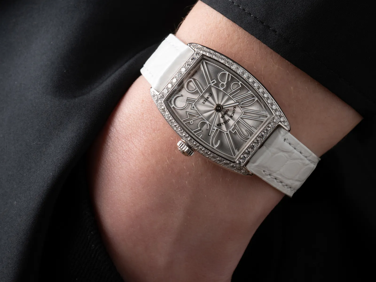 Cintrée Curvex Gatsby wrist shot showcasing polished rose gold surfaces