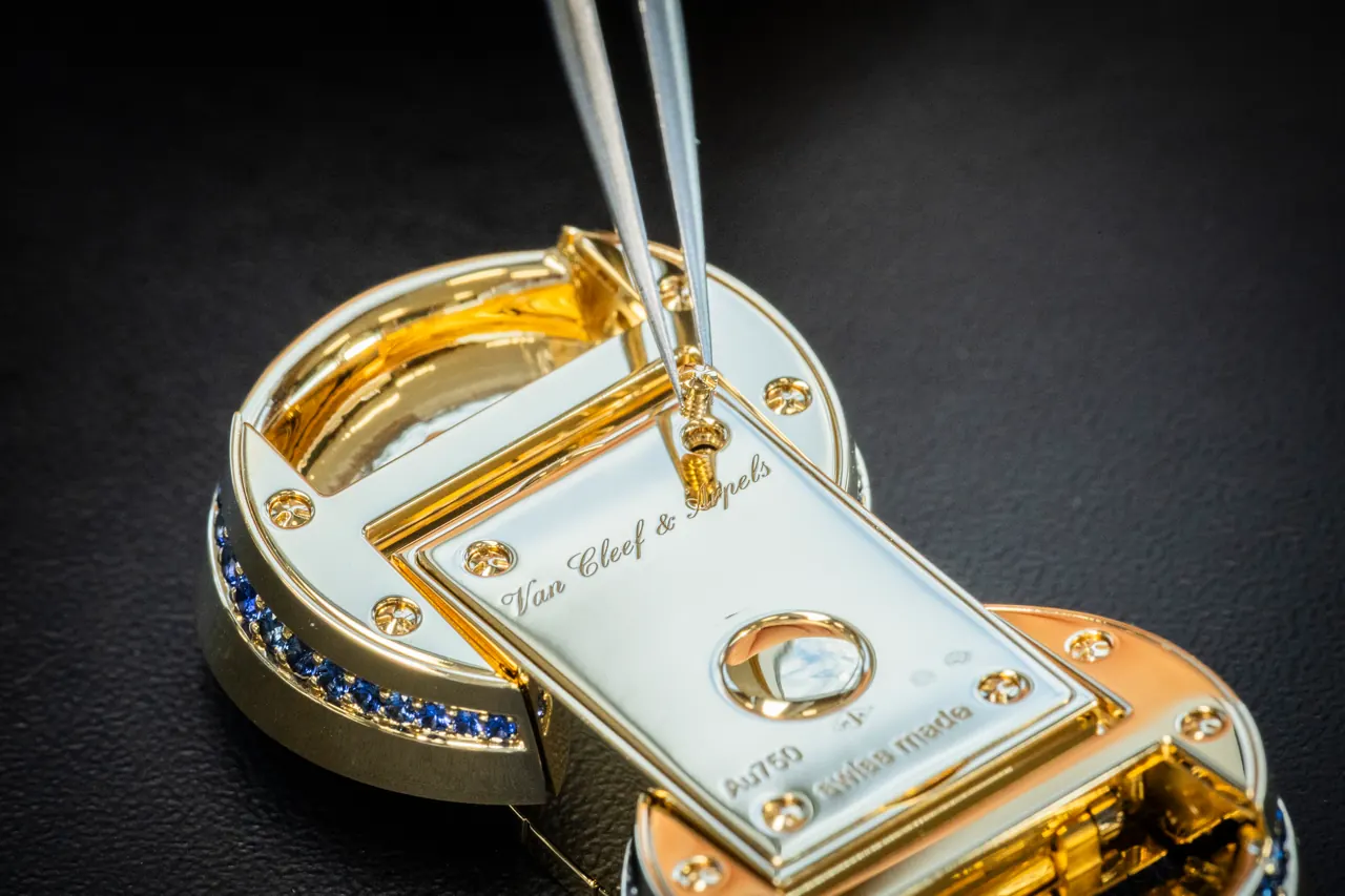 Detail of the mirror-polished yellow gold briquette links on the Van Cleef & Arpels Ludo Secret Watch