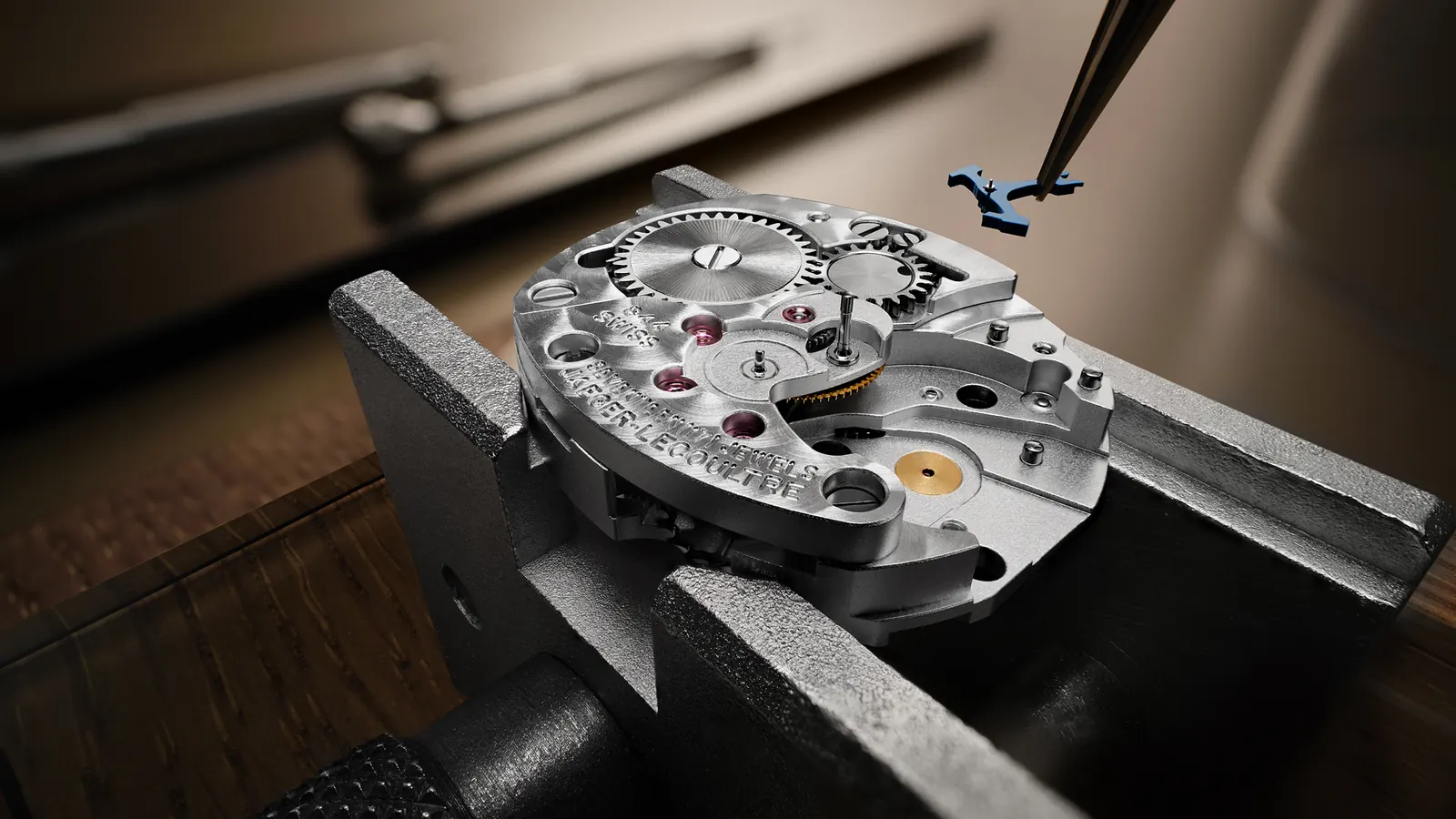 Calibre 846 silicon escapement detail Jaeger-LeCoultre Reverso 2026