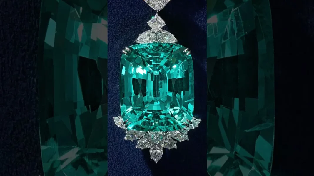 HARRY WINSTON - The Allure of The Emerald and Diamond Necklace by Harry Winston