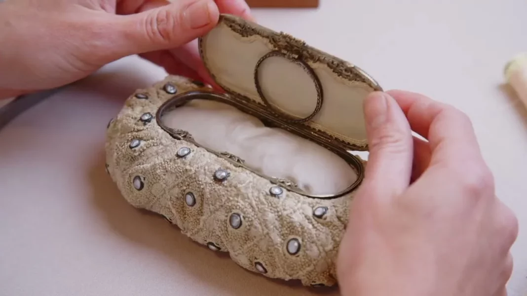 The Art of Restoration: Vintage Bejewelled Bags by Buccellati
