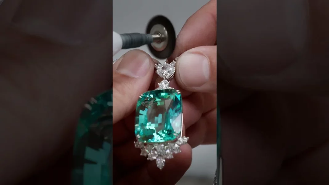 The Rare Beauty of Harry Winston’s Emerald and Diamond Necklace