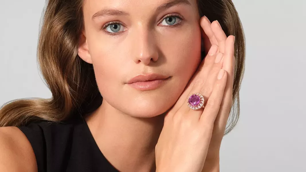 VAN CLEEF & ARPELS - Spotlights a 9.97-Carat Pink Sapphire in the Parfum de rose Ring