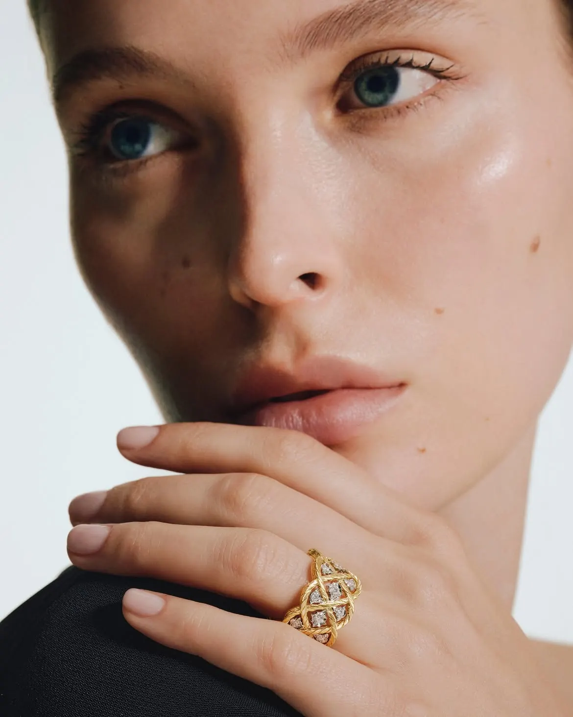 Buccellati Étoilée collection bracelet showing four-chain gold weave with diamond-set white gold lilies