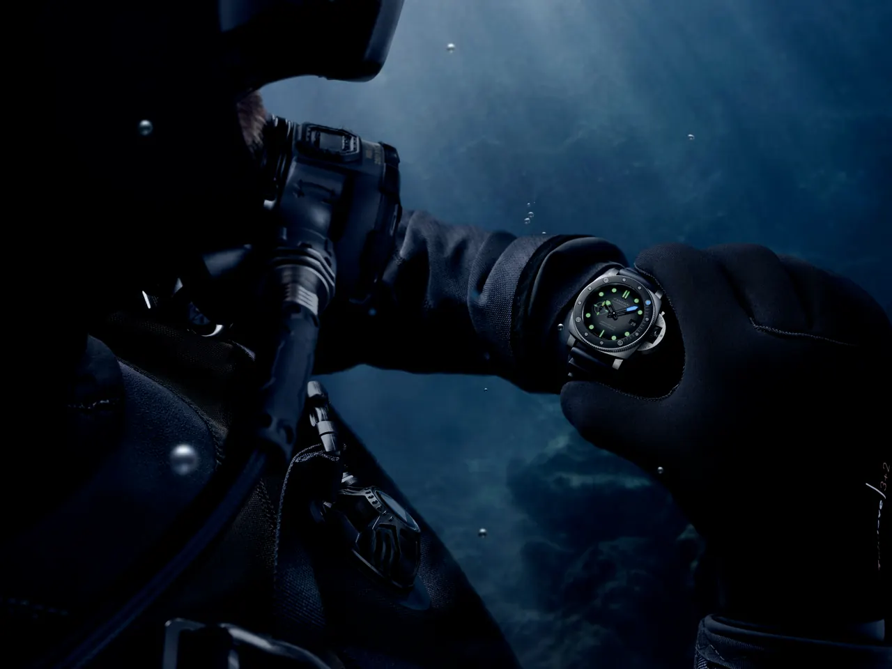 PAM01738 side profile highlighting the unidirectional rotating steel bezel with black matte ceramic disc