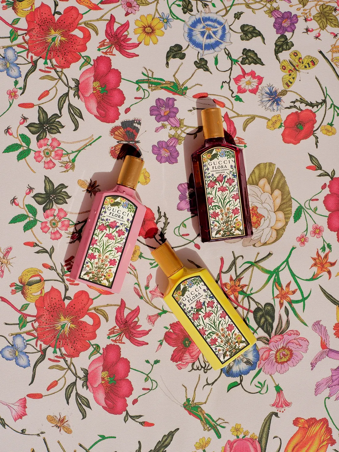 Davika Hoorne touching up her beauty look before the GucciCore fashion show in New York with Gucci Flora Gorgeous Gardenia Intense Eau de Parfum
