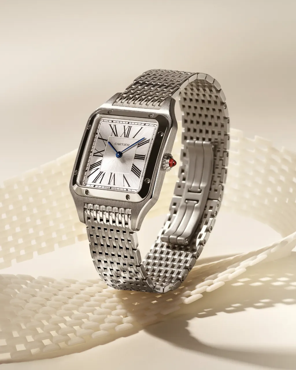 Close-up of the 394-link yellow gold flexible bracelet on the Cartier Santos-Dumont