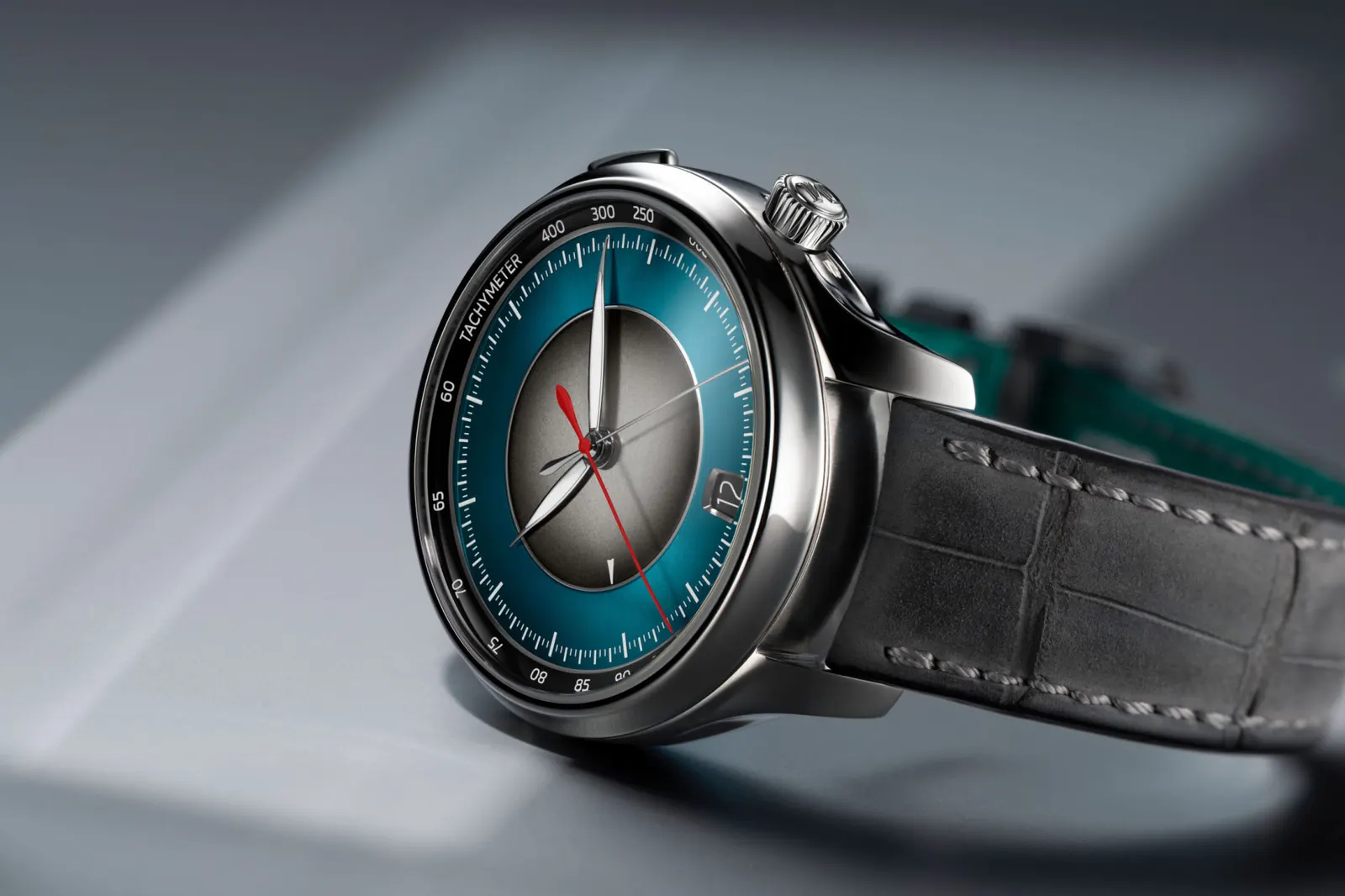 Blackor fumé central disc dual time zone display white arrow Super-LumiNova