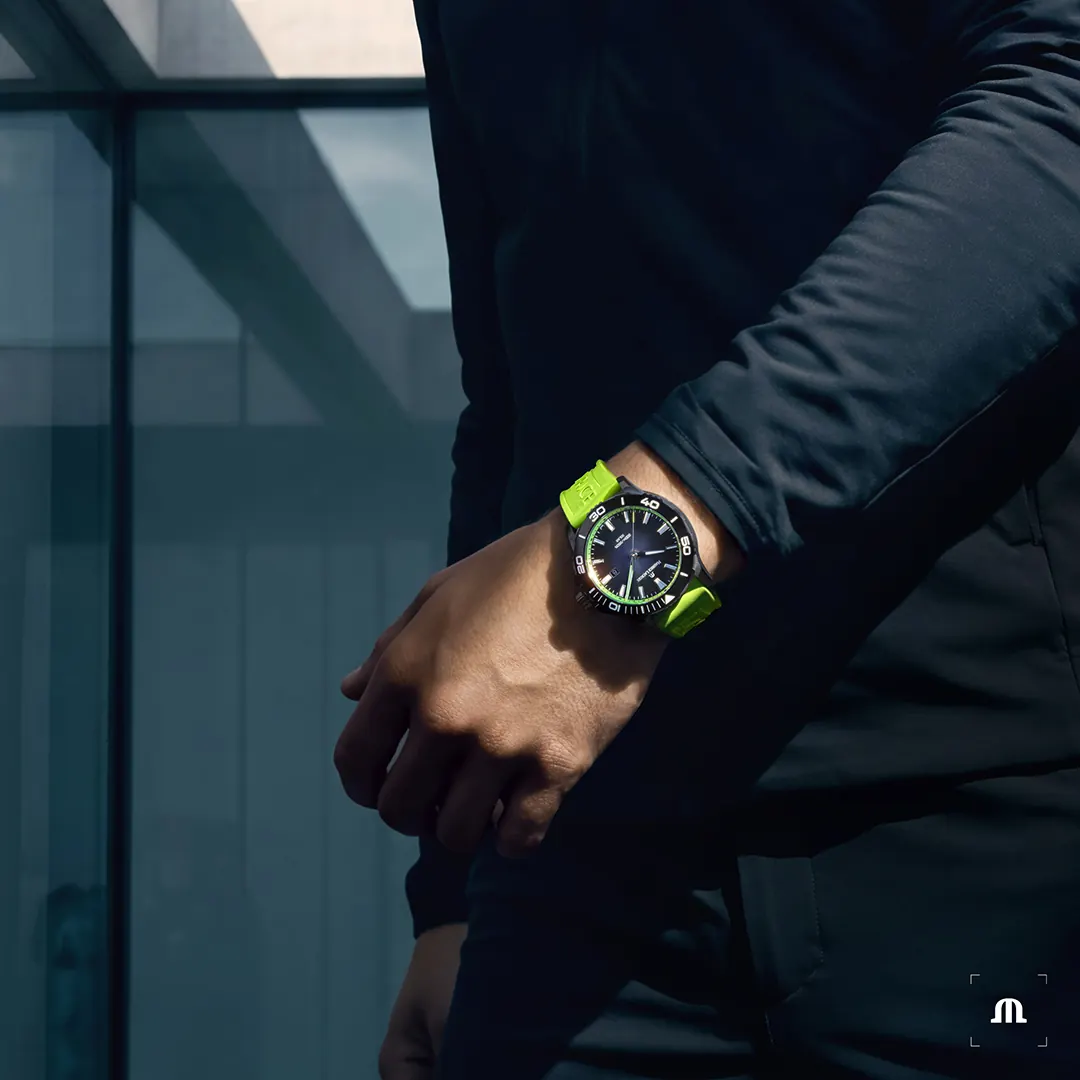 Pontos S Solar caseback engraving showing maritime compass and waves diver motif