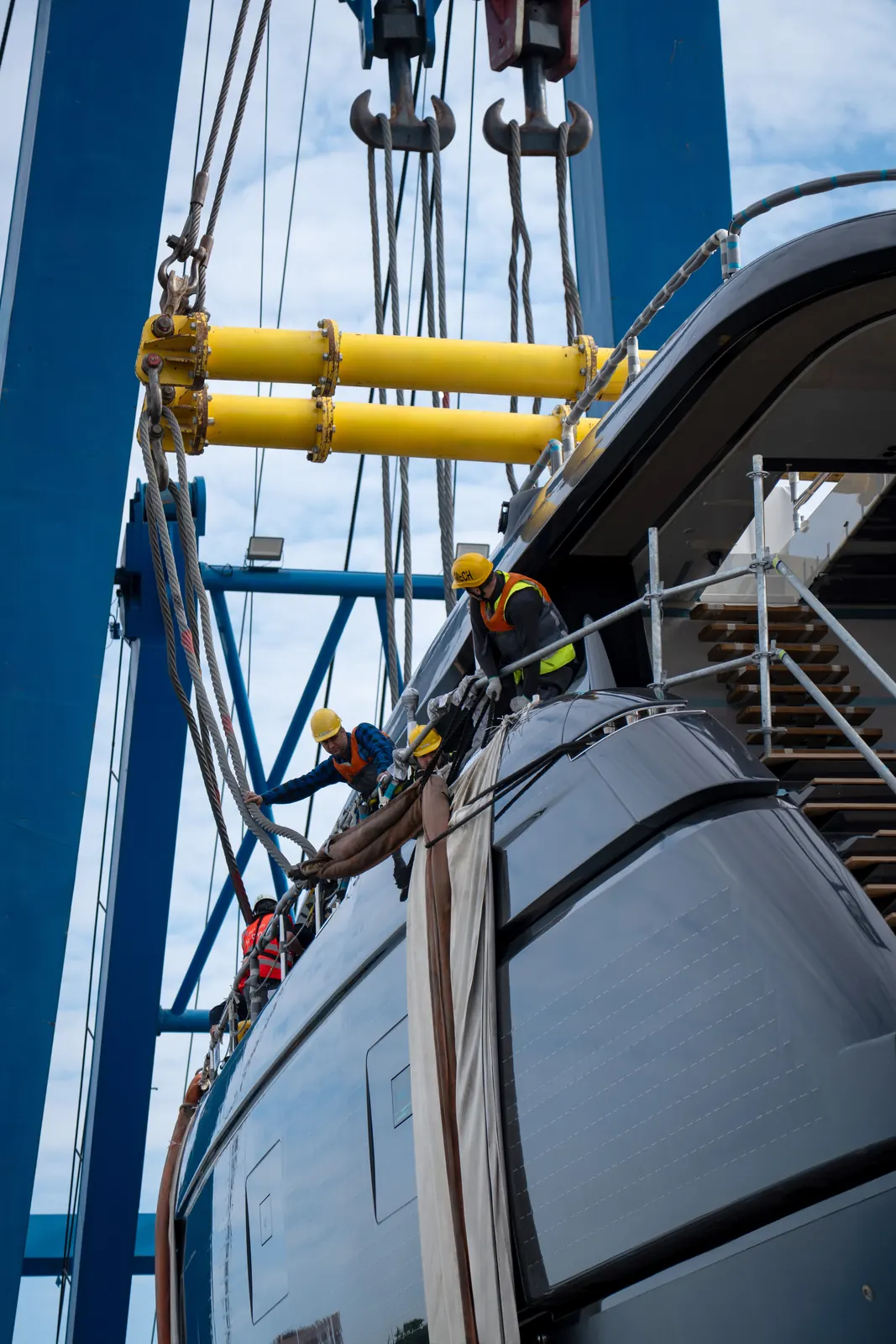 Sunreef 100 Eco full profile sailing under wind power