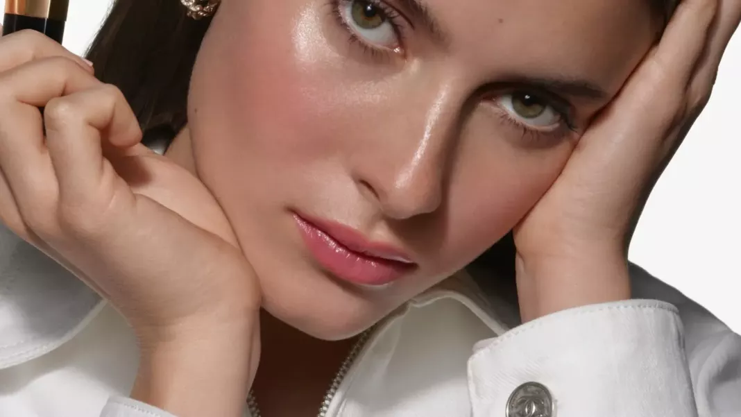 CHANEL - ROUGE COCO FLASH Hydrating Vibrant Shine Lip Colour