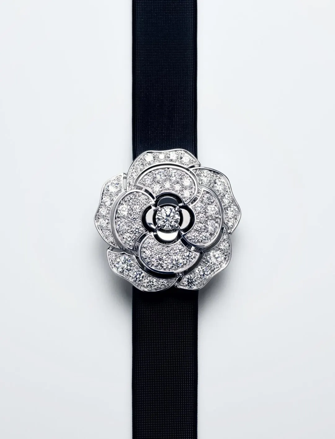CHANEL Camélia High Jewelry Collection ring with five geometric petals and central round-cut diamond in 18K white gold
