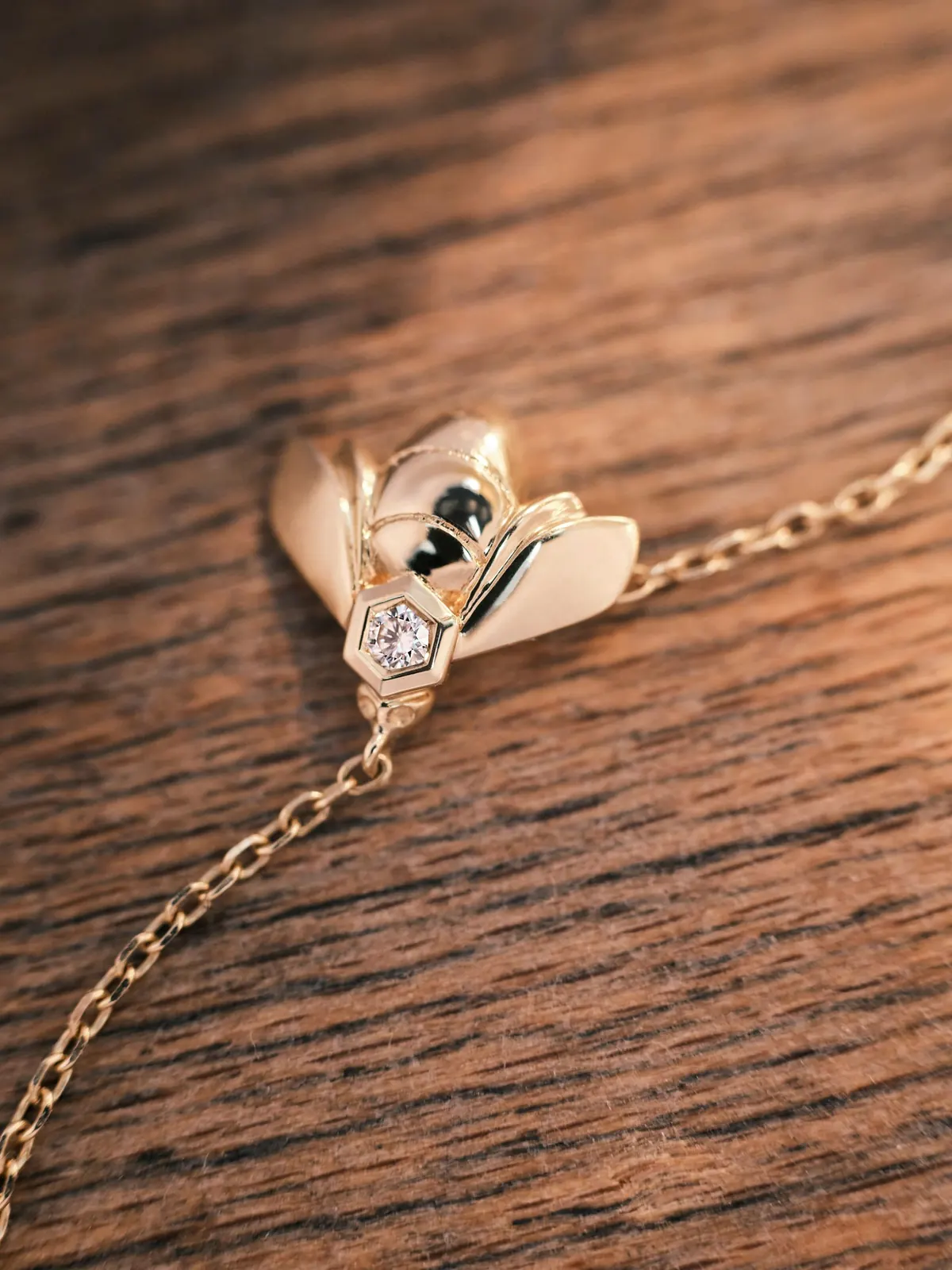 Chaumet Bee de Chaumet pendant in 100% traceable yellow gold with diamond, reference 085823