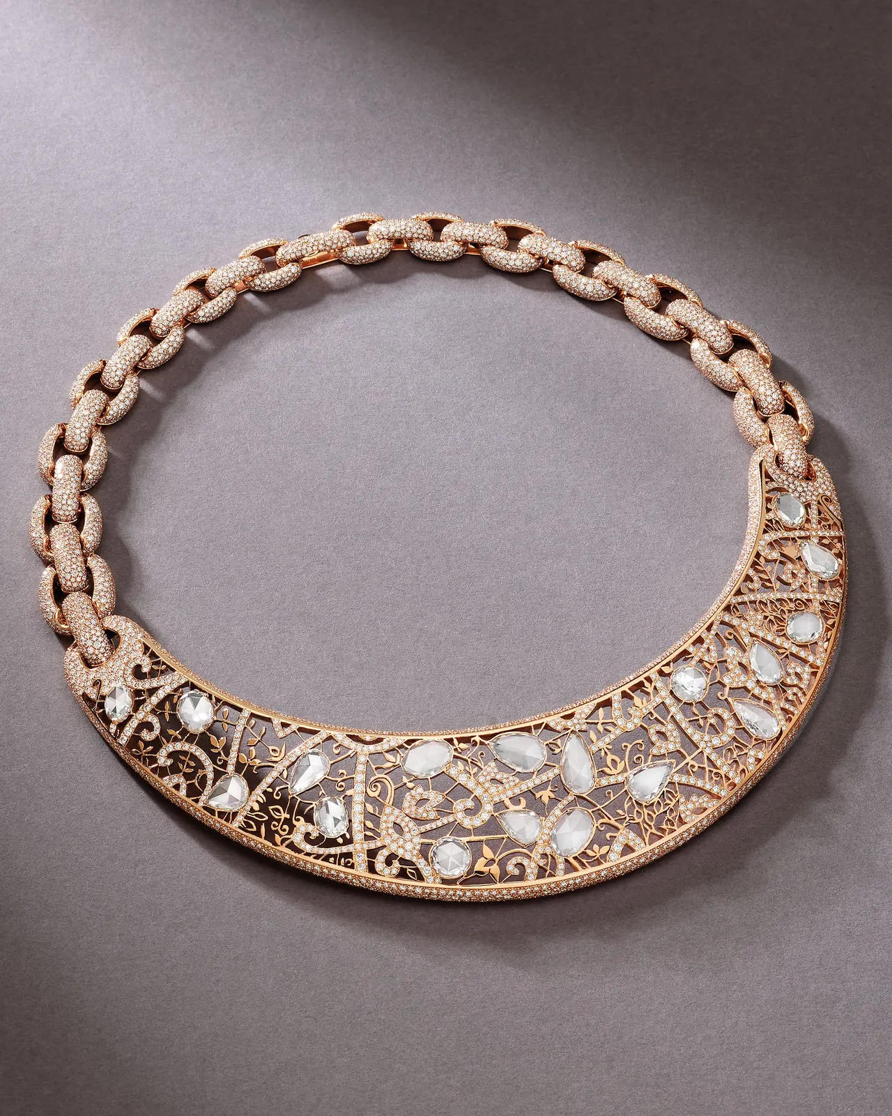 Pomellato Arabesque necklace in 18-karat rose gold with hand-pierced openwork and 4,123 diamonds from Stile Libero Hypnotic Shadows chapter