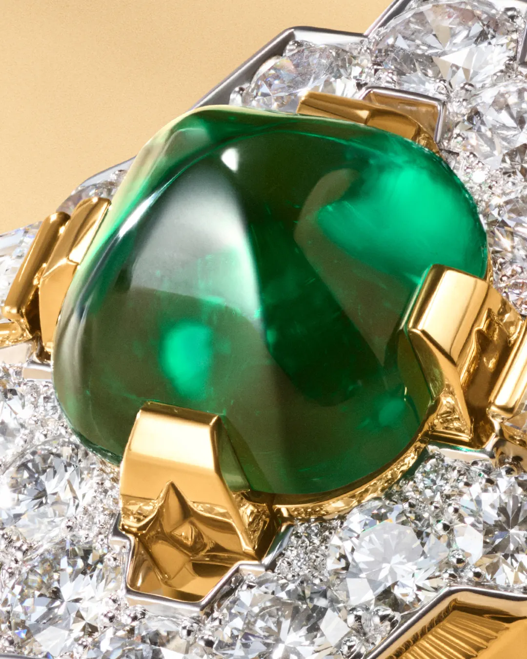 Close-up of the openwork stepped-pyramid gallery setting of the Van Cleef & Arpels Cardinal d'émeraude ring