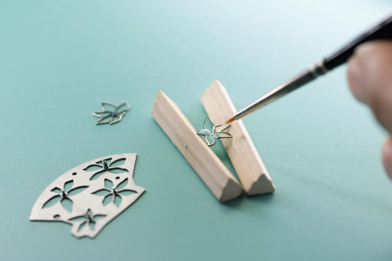 36 baguette-cut aquamarine bezel on the Tiffany Eternity Enamel Clematis 36mm white gold case
