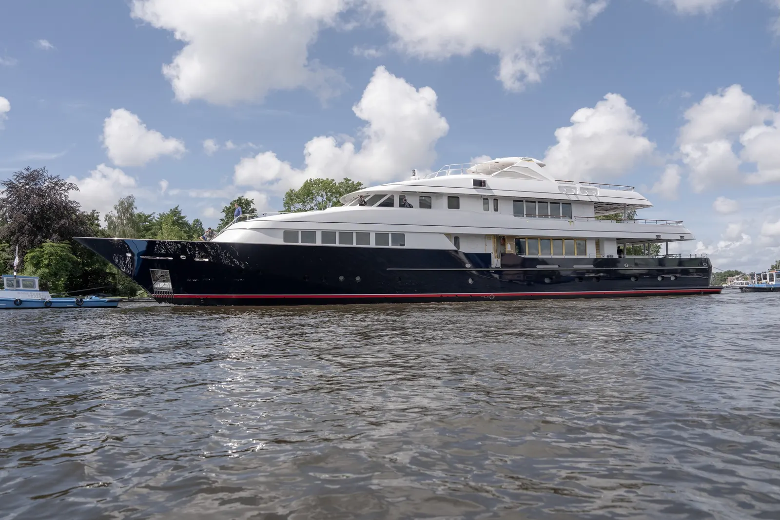 Feadship Halcyon 46.90-metre rebuild at Kaag shipyard 2025–2026