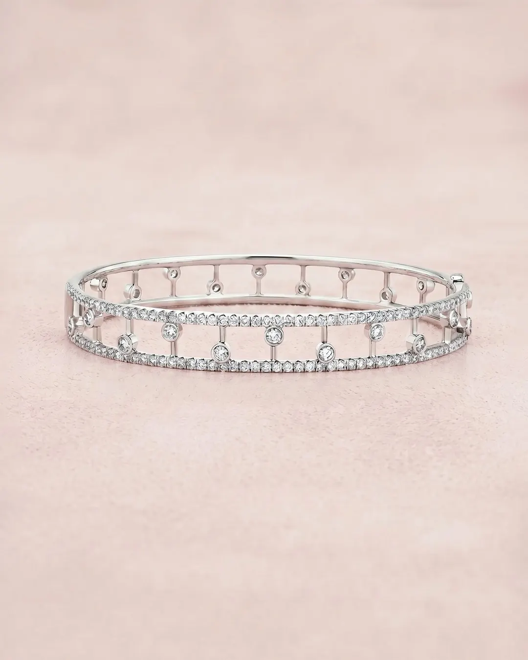 De Beers Dewdrop Collection pavé ring and necklace in 18K rose gold with round brilliant diamonds