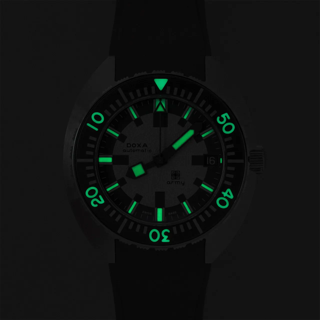 DOXA SUB Army 200T for Hodinkee showing faded grey anodized aluminium bezel detail