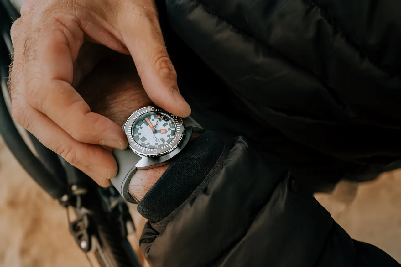 DOXA SUB Army 200T for Hodinkee orange hands and Old Radium Super-LumiNova detail