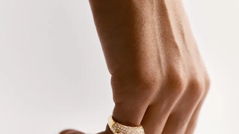 De Beers Yellow Gold Solitaires: Warm Metal, Considered Wear