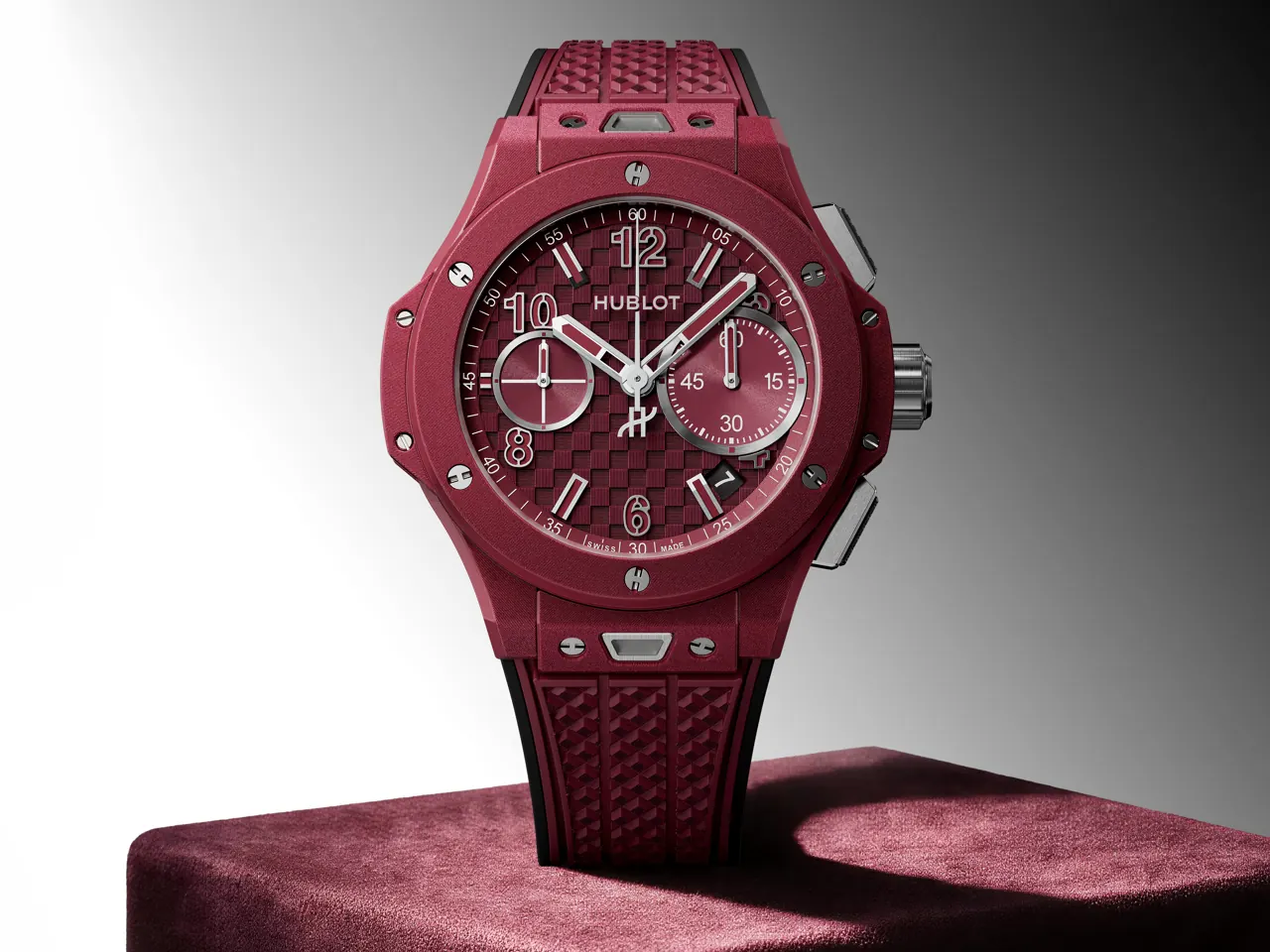 Hublot Big Bang Original Soft Touch All Red structured rubber strap and titanium deployant buckle