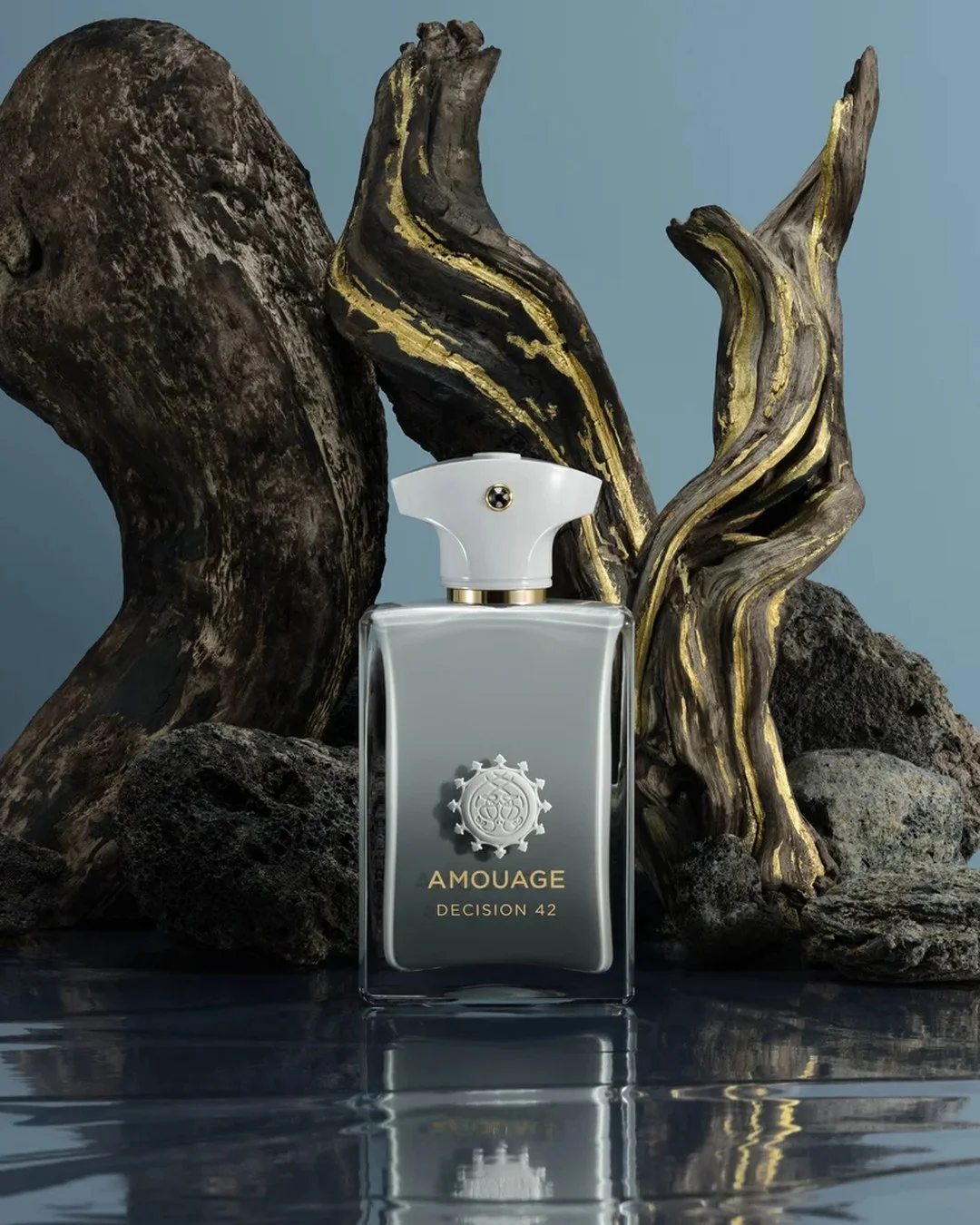 AMOUAGE Decision 42 flacon set among sculpted dark wood
