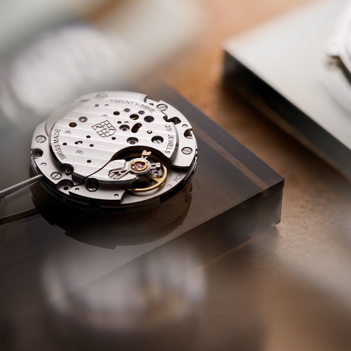 Hand-wound La Joux-Perret movement of the Classics Moneta Handwinding on the bench, official image