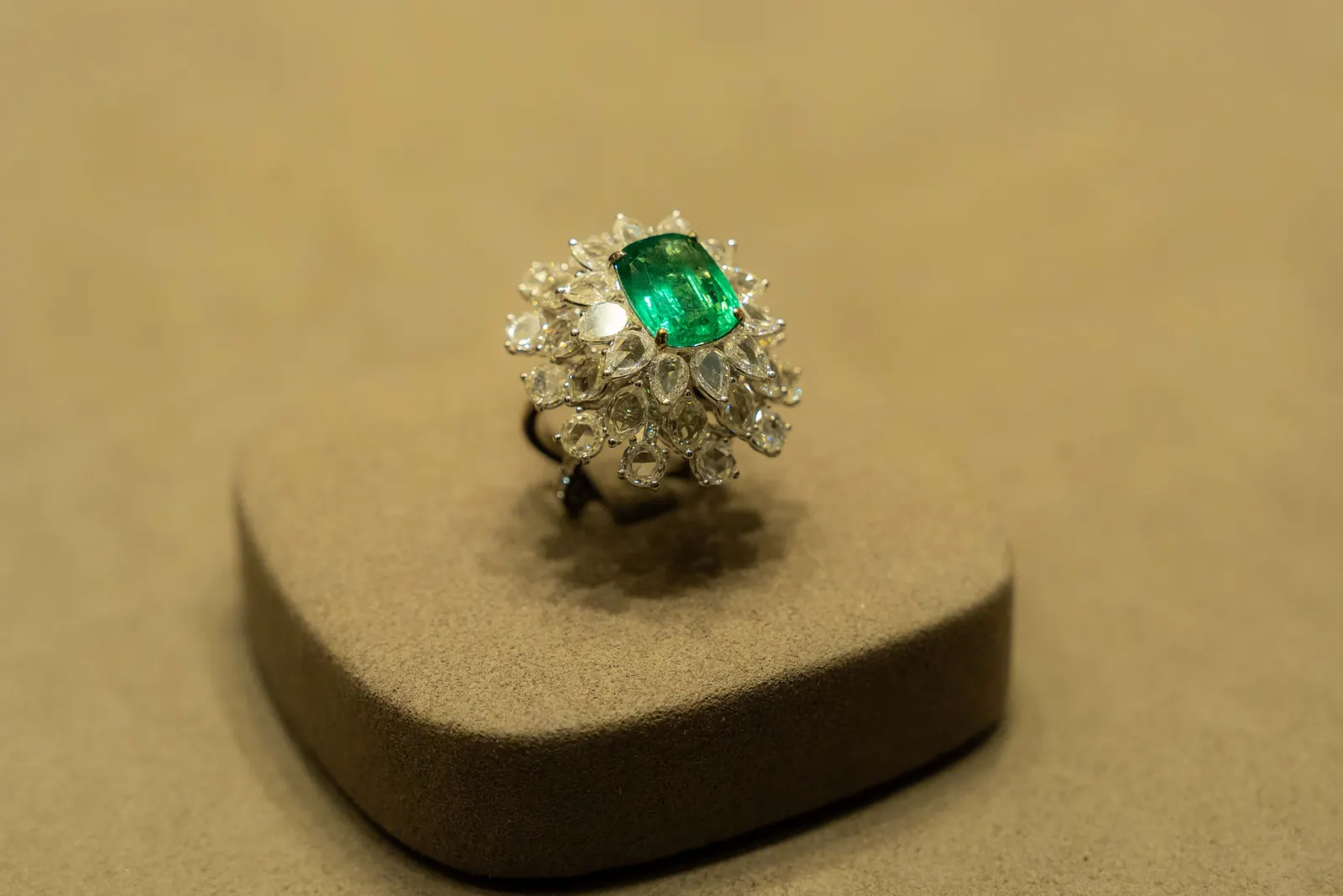 Jewels of the World Fine Jewellery exhibition display at Mandarin Oriental Al Faisaliah Riyadh 2026