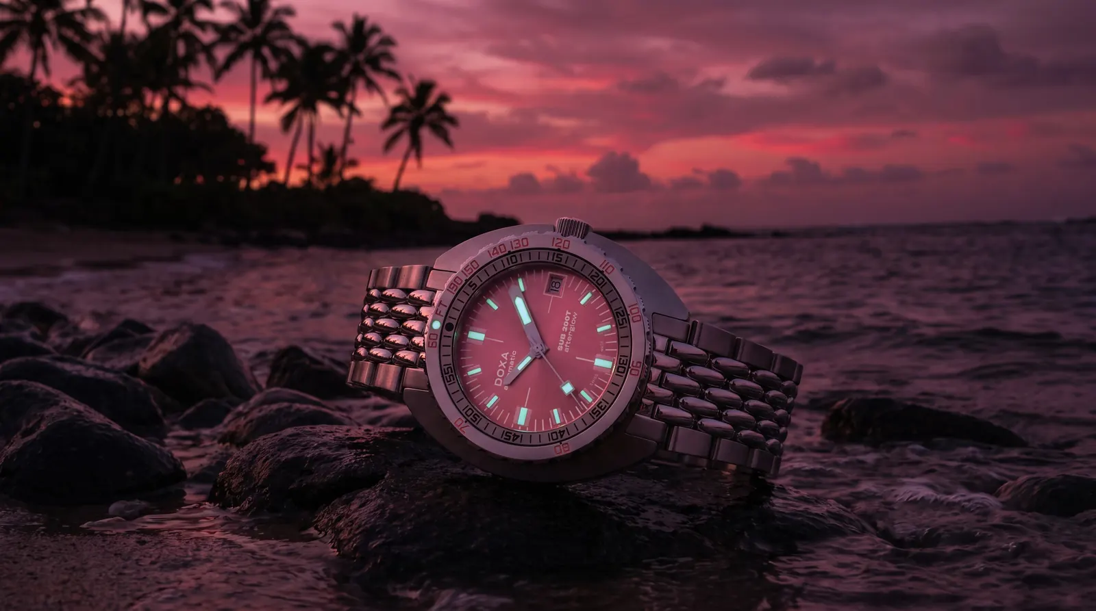 DOXA SUB 200T Afterglow unidirectional bezel with no-deco engravings detail