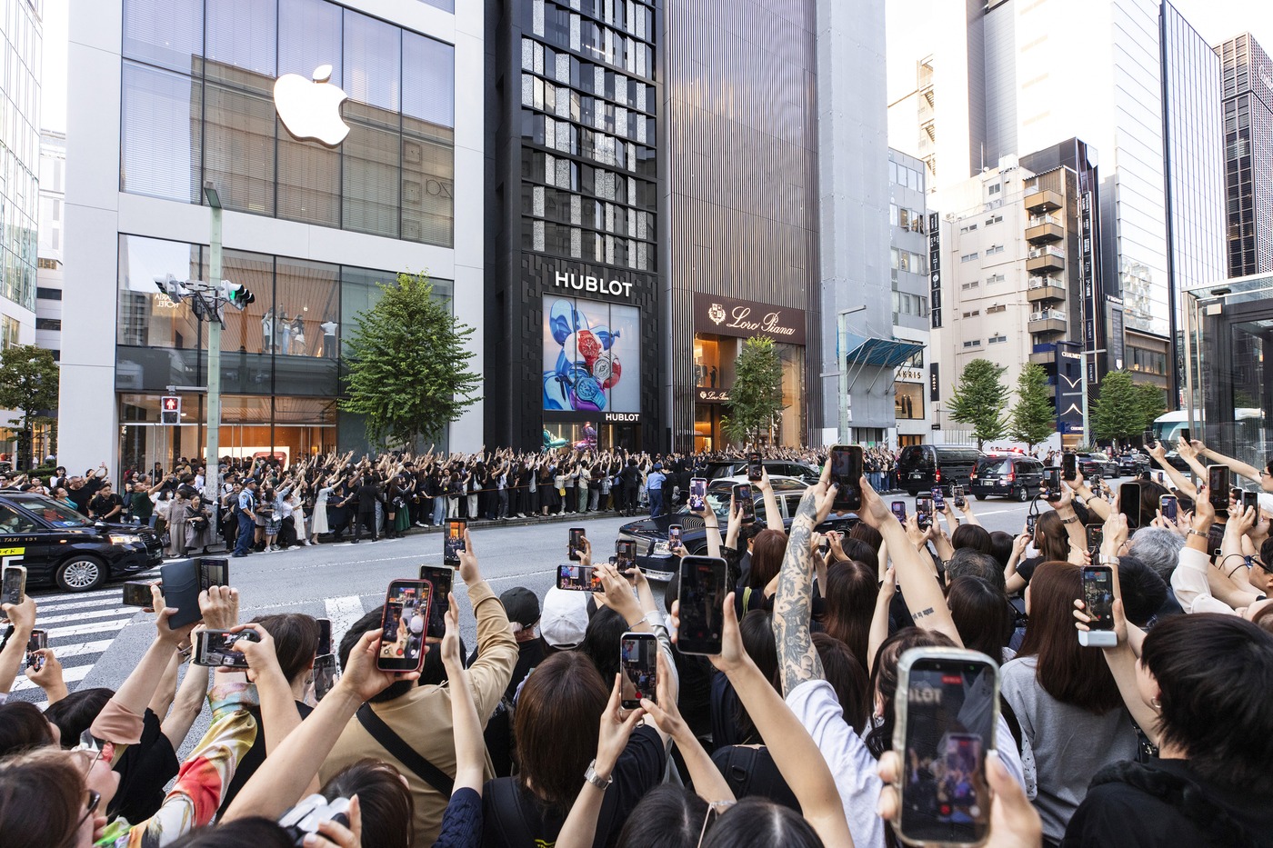 Fans gathered along the street in front of the Hublot Ginza Boutique for the visit of Jung Kook