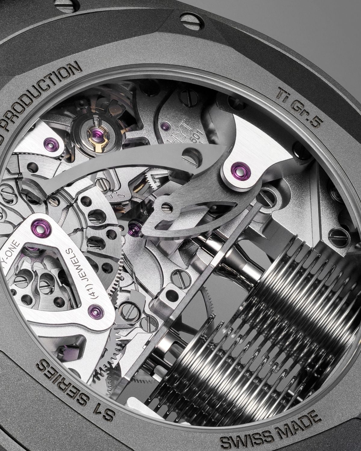 The HYT 501-CM hand-wound calibre with its bellows, seen through the S1 case
