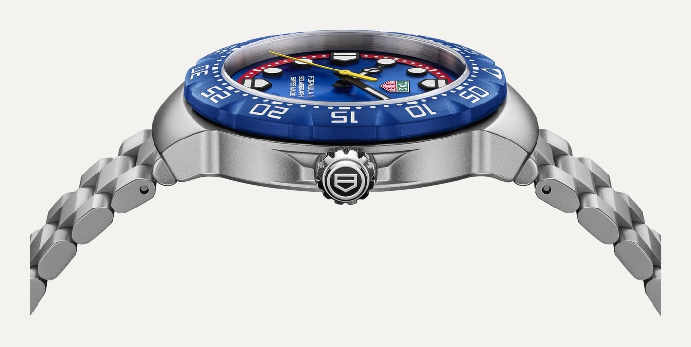 Profile of the 38 mm sandblasted steel case with the blue TH-Polylight bezel